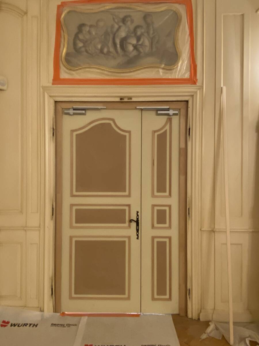 Fabrication d&rsquo;une porte coupe feu avec ferme porte et ventouse &eacute;lectromagn&eacute;tique fabriqu&eacute;e &agrave; l&rsquo;identique dans un b&acirc;timent historique de Strasbourg. Illkirch-Graffenstaden