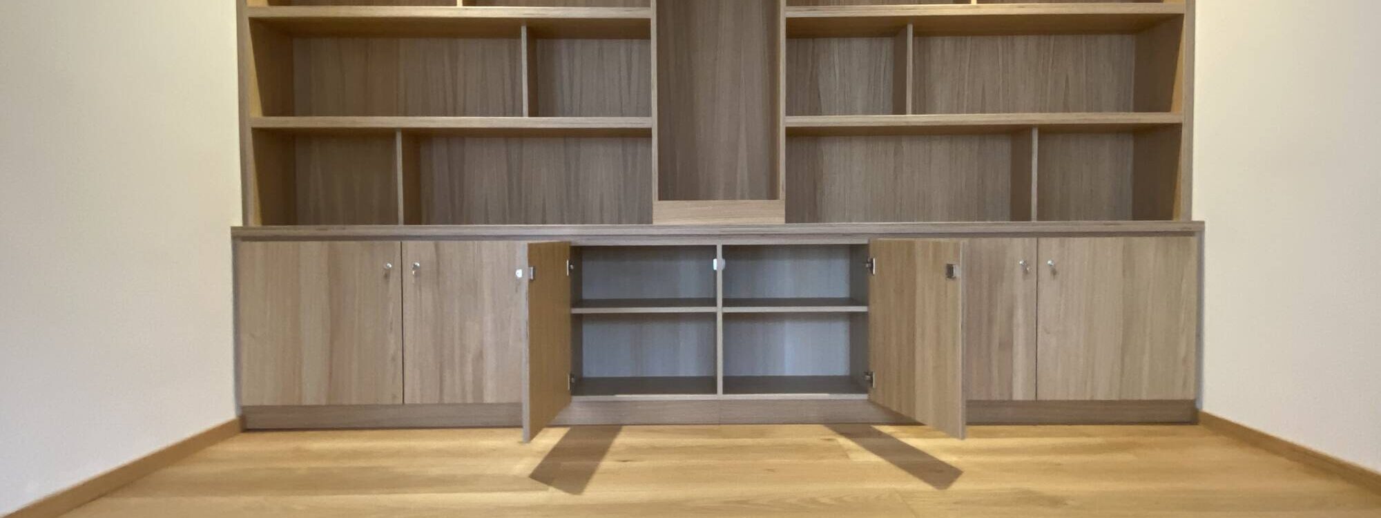 Biblioth&egrave;que en contreplaqu&eacute; replaqu&eacute; ch&ecirc;ne vernis mat et parquet ch&ecirc;ne massif huil&eacute; Lingolsheim