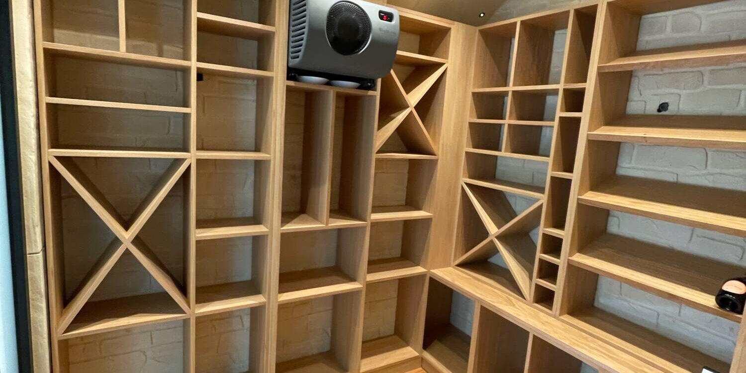 Cave &agrave; vin fabriqu&eacute; dans notre atelier, en ch&ecirc;ne finition vernis mat pos&eacute;e chez un client a Strasbourg H&oelig;nheim