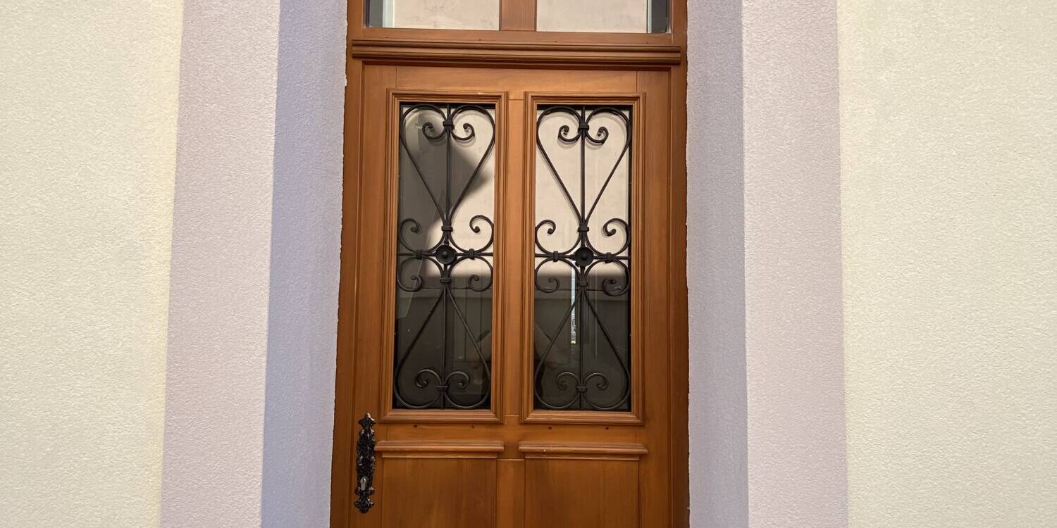 Photo avant apr&egrave;s portes d&rsquo;entr&eacute;e en pin massif &agrave; l&rsquo;identique, r&eacute;cup&eacute;ration des grilles Erstein