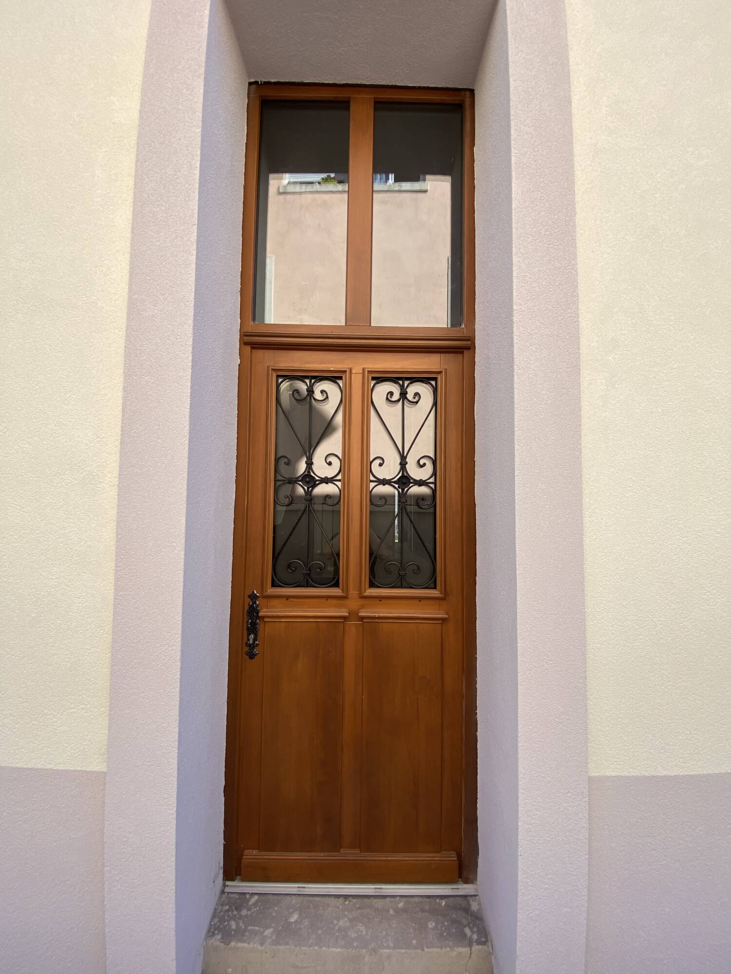 Photo avant apr&egrave;s portes d&rsquo;entr&eacute;e en pin massif &agrave; l&rsquo;identique, r&eacute;cup&eacute;ration des grilles Erstein