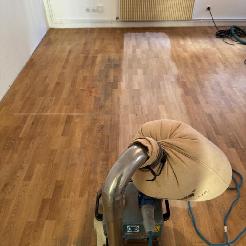 R&eacute;paration, pon&ccedil;age et vitrification d&rsquo;un parquet en ch&ecirc;ne massif &agrave; Strasbourg centre Erstein 1