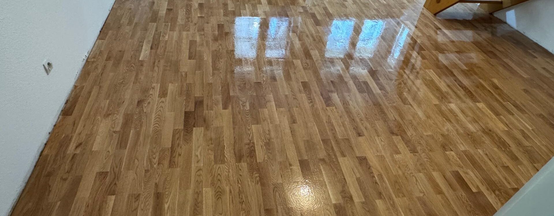 R&eacute;paration, pon&ccedil;age et vitrification d&rsquo;un parquet en ch&ecirc;ne massif &agrave; Strasbourg centre Saverne
