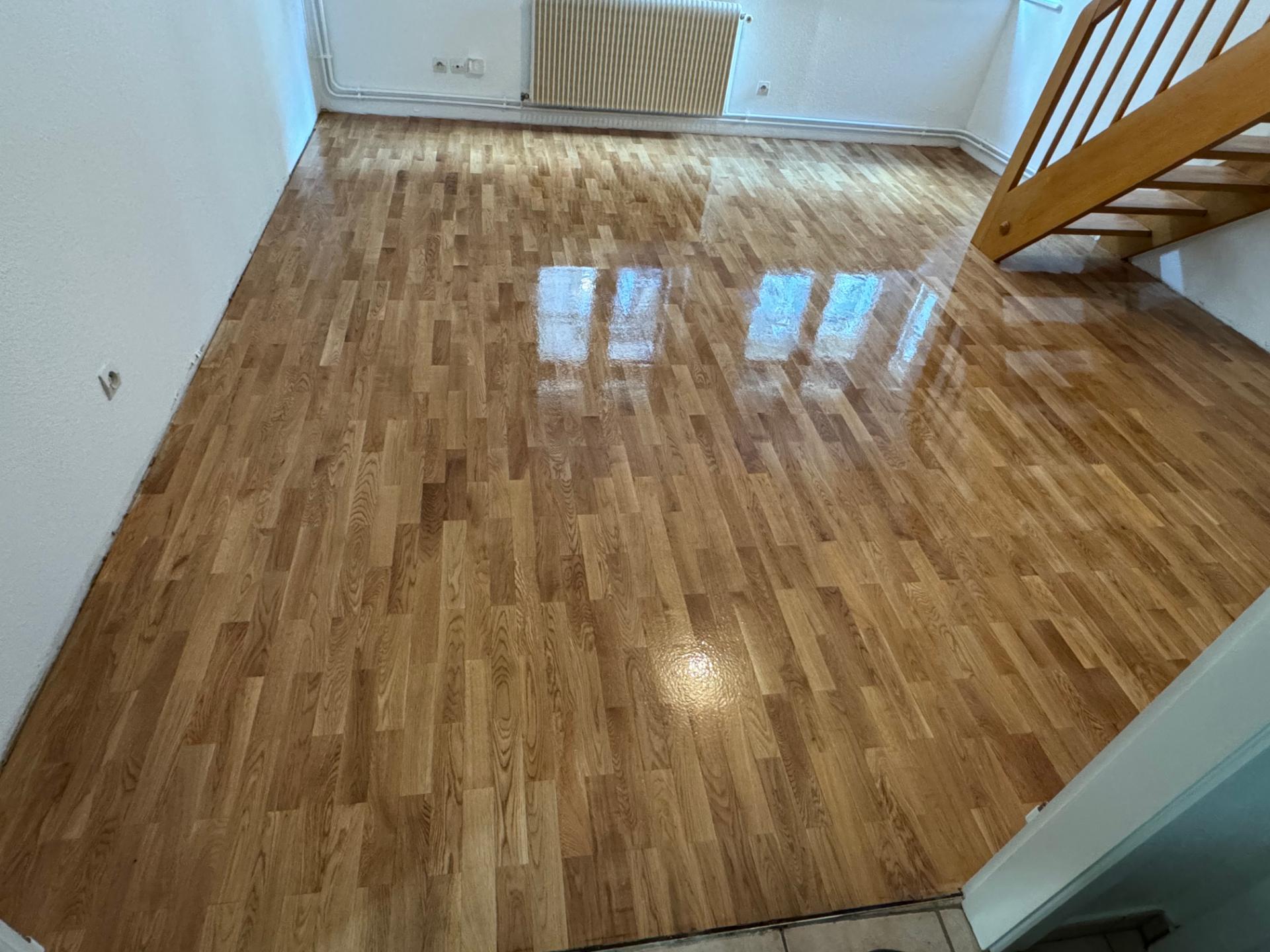 R&eacute;paration, pon&ccedil;age et vitrification d&rsquo;un parquet en ch&ecirc;ne massif &agrave; Strasbourg centre Saverne