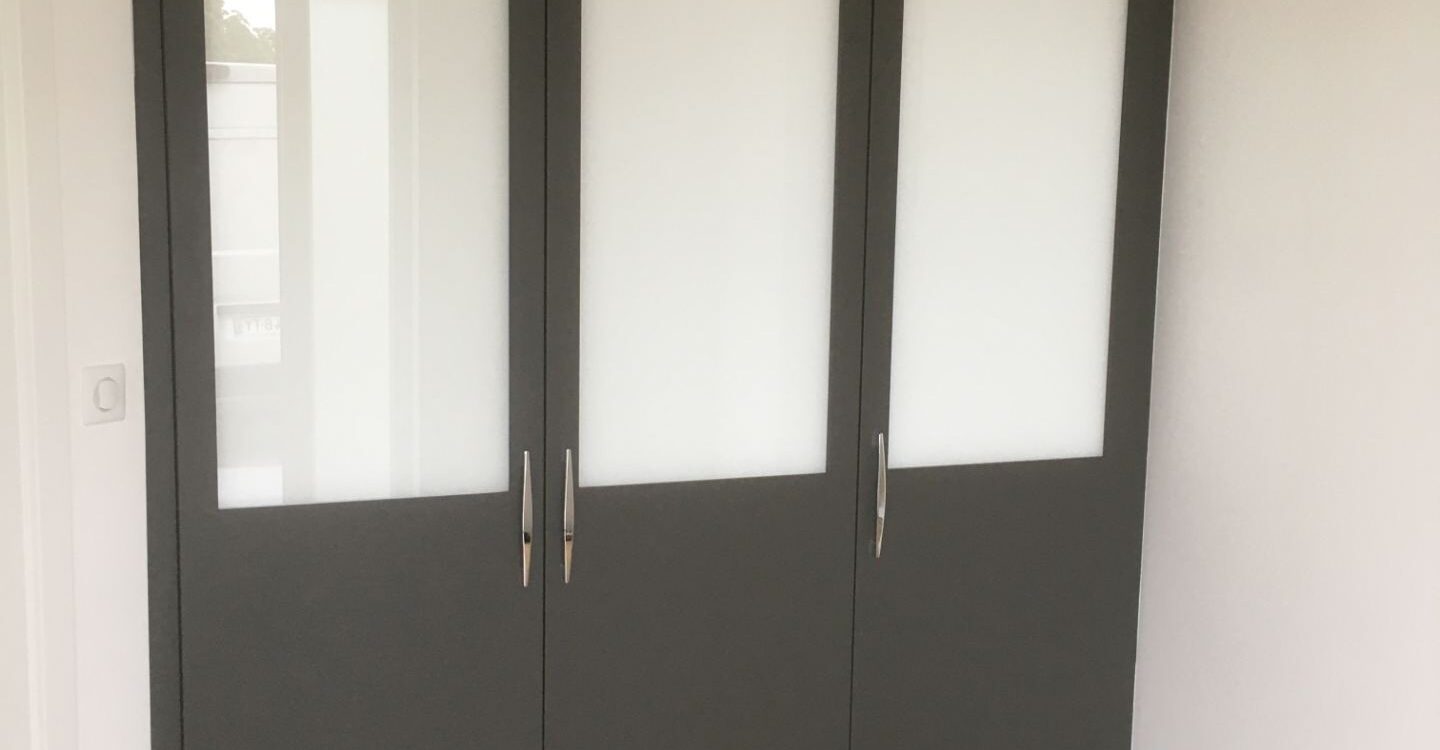 Oberschaffolsheim, placard d&rsquo;entr&eacute;e en panneau melamin&eacute;, fa&ccedil;ade MDF laqu&eacute;, coin bureau. H&oelig;nheim