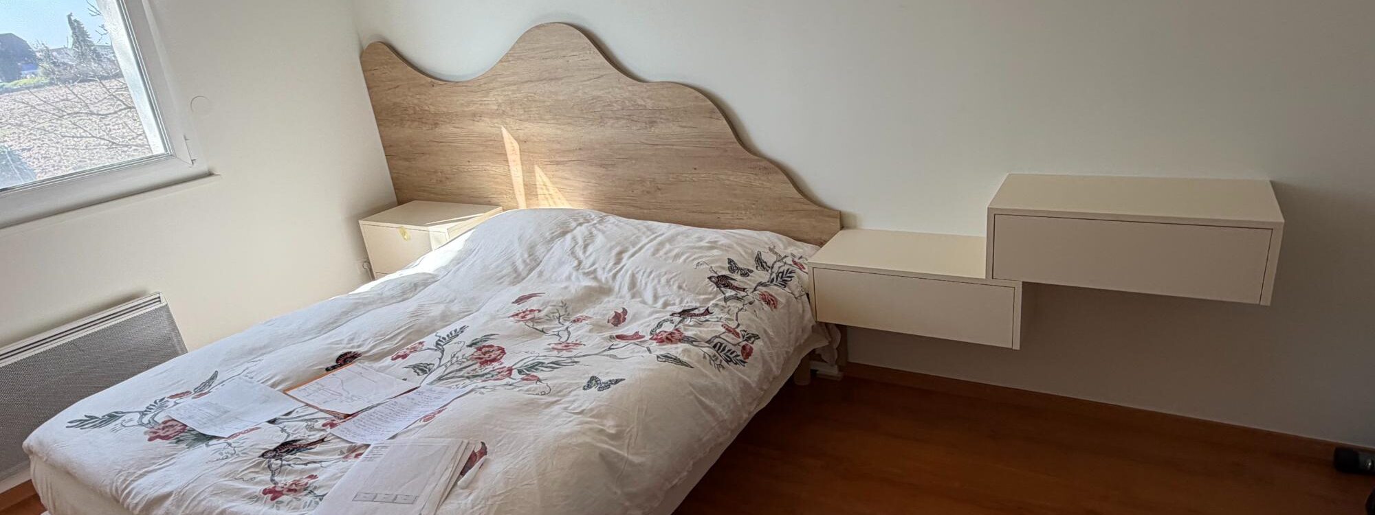 Fabrication et pose d&rsquo;une t&ecirc;te de lit et de table de chevet Erstein