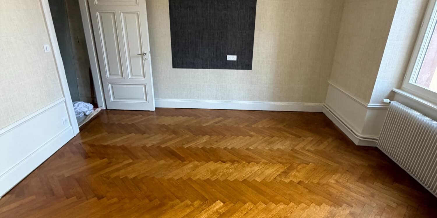 Pon&ccedil;age, teinte et vitrification d&rsquo;un parquet, b&acirc;ton rompus – Strasbourg Bischwiller